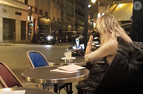 Exclusif - Paris Jackson quitte l'appartement de son cousin avec toutes ses affaires dans un sac à dos de randonnée pour emménager chez un couple d'amis à Paris le 22 novembre 2017. En fin d'après-midi Paris s’est rendue sur la terrasse d’un café et a discuté avec un ami en face time avant de prendre le métro pour aller s'installer chez ses amis.