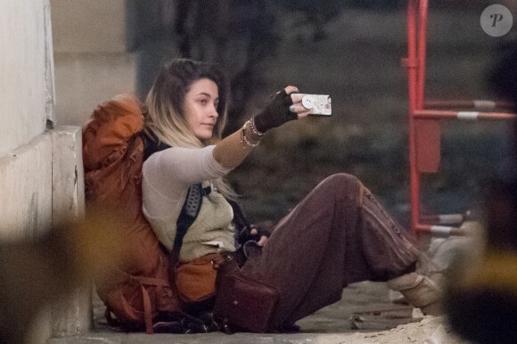 Exclusif - Paris Jackson quitte l'appartement de son cousin avec toutes ses affaires dans un sac à dos de randonnée pour emménager chez un couple d'amis à Paris le 22 novembre 2017. En fin d'après-midi Paris s’est rendue sur la terrasse d’un café et a discuté avec un ami en face time avant de prendre le métro pour aller s'installer chez ses amis.