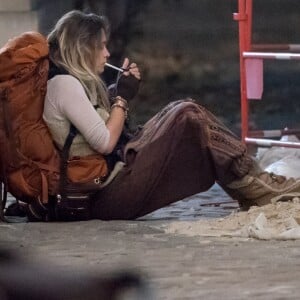 Exclusif - Paris Jackson quitte l'appartement de son cousin avec toutes ses affaires dans un sac à dos de randonnée pour emménager chez un couple d'amis à Paris le 22 novembre 2017. En fin d'après-midi Paris s’est rendue sur la terrasse d’un café et a discuté avec un ami en face time avant de prendre le métro pour aller s'installer chez ses amis.