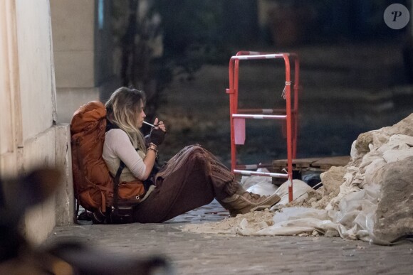 Exclusif - Paris Jackson quitte l'appartement de son cousin avec toutes ses affaires dans un sac à dos de randonnée pour emménager chez un couple d'amis à Paris le 22 novembre 2017. En fin d'après-midi Paris s’est rendue sur la terrasse d’un café et a discuté avec un ami en face time avant de prendre le métro pour aller s'installer chez ses amis.
