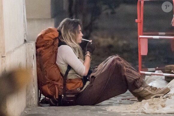 Exclusif - Paris Jackson quitte l'appartement de son cousin avec toutes ses affaires dans un sac à dos de randonnée pour emménager chez un couple d'amis à Paris le 22 novembre 2017. En fin d'après-midi Paris s’est rendue sur la terrasse d’un café et a discuté avec un ami en face time avant de prendre le métro pour aller s'installer chez ses amis.