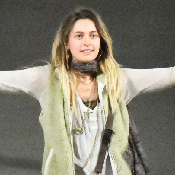 Exclusif - Paris Jackson quitte l'appartement de son cousin avec toutes ses affaires dans un sac à dos de randonnée pour emménager chez un couple d'amis à Paris le 22 novembre 2017. En fin d'après-midi Paris s’est rendue sur la terrasse d’un café et a discuté avec un ami en face time avant de prendre le métro pour aller s'installer chez ses amis.