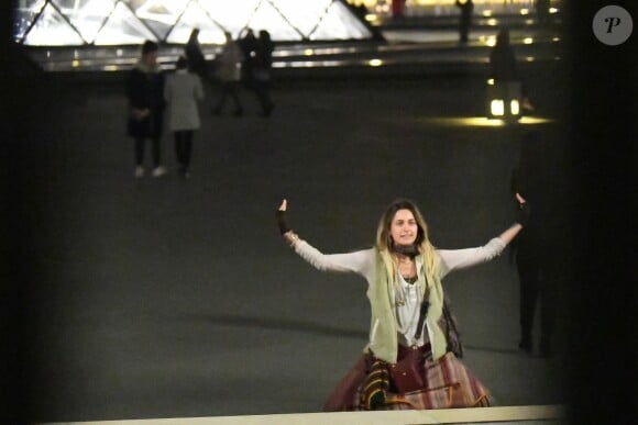 Exclusif - Paris Jackson quitte l'appartement de son cousin avec toutes ses affaires dans un sac à dos de randonnée pour emménager chez un couple d'amis à Paris le 22 novembre 2017. En fin d'après-midi Paris s’est rendue sur la terrasse d’un café et a discuté avec un ami en face time avant de prendre le métro pour aller s'installer chez ses amis.