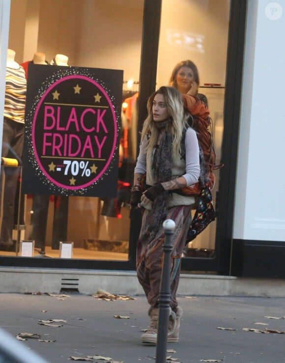 Exclusif - Paris Jackson quitte l'appartement de son cousin avec toutes ses affaires dans un sac à dos de randonnée pour emménager chez un couple d'amis à Paris le 22 novembre 2017. En fin d'après-midi Paris s’est rendue sur la terrasse d’un café et a discuté avec un ami en face time avant de prendre le métro pour aller s'installer chez ses amis.
