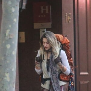 Exclusif - Paris Jackson quitte l'appartement de son cousin avec toutes ses affaires dans un sac à dos de randonnée pour emménager chez un couple d'amis à Paris le 22 novembre 2017. En fin d'après-midi Paris s’est rendue sur la terrasse d’un café et a discuté avec un ami en face time avant de prendre le métro pour aller s'installer chez ses amis.