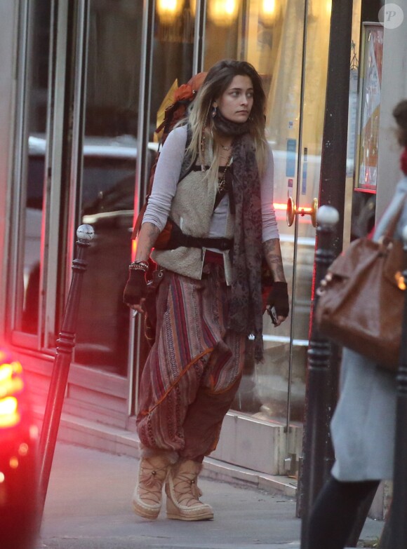 Exclusif - Paris Jackson quitte l'appartement de son cousin avec toutes ses affaires dans un sac à dos de randonnée pour emménager chez un couple d'amis à Paris le 22 novembre 2017. En fin d'après-midi Paris s’est rendue sur la terrasse d’un café et a discuté avec un ami en face time avant de prendre le métro pour aller s'installer chez ses amis.