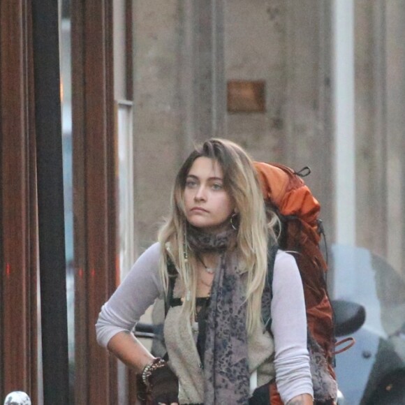 Exclusif - Paris Jackson quitte l'appartement de son cousin avec toutes ses affaires dans un sac à dos de randonnée pour emménager chez un couple d'amis à Paris le 22 novembre 2017. En fin d'après-midi Paris s’est rendue sur la terrasse d’un café et a discuté avec un ami en face time avant de prendre le métro pour aller s'installer chez ses amis.