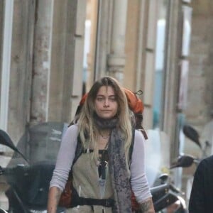 Exclusif - Paris Jackson quitte l'appartement de son cousin avec toutes ses affaires dans un sac à dos de randonnée pour emménager chez un couple d'amis à Paris le 22 novembre 2017. En fin d'après-midi Paris s’est rendue sur la terrasse d’un café et a discuté avec un ami en face time avant de prendre le métro pour aller s'installer chez ses amis.