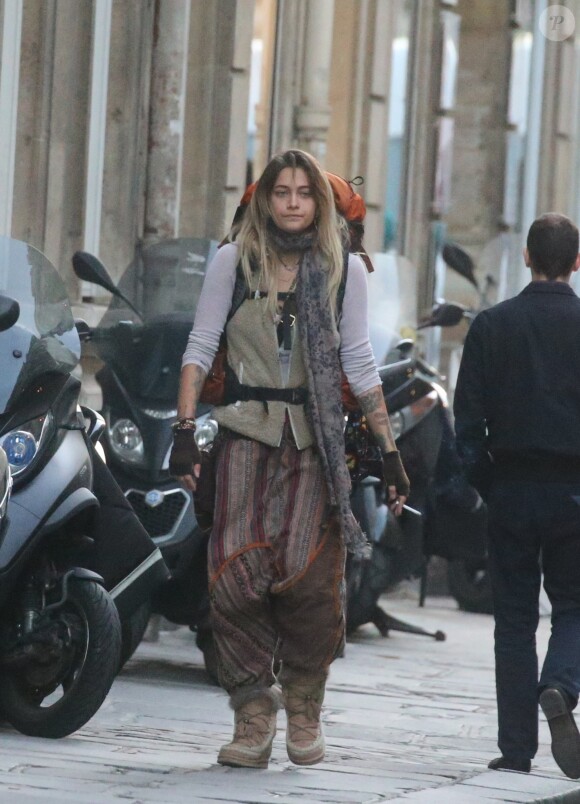 Exclusif - Paris Jackson quitte l'appartement de son cousin avec toutes ses affaires dans un sac à dos de randonnée pour emménager chez un couple d'amis à Paris le 22 novembre 2017. En fin d'après-midi Paris s’est rendue sur la terrasse d’un café et a discuté avec un ami en face time avant de prendre le métro pour aller s'installer chez ses amis.