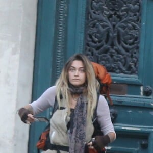 Exclusif - Paris Jackson quitte l'appartement de son cousin avec toutes ses affaires dans un sac à dos de randonnée pour emménager chez un couple d'amis à Paris le 22 novembre 2017. En fin d'après-midi Paris s’est rendue sur la terrasse d’un café et a discuté avec un ami en face time avant de prendre le métro pour aller s'installer chez ses amis.