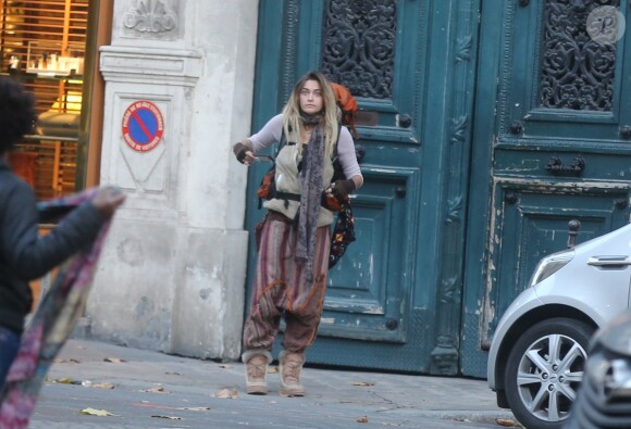 Exclusif - Paris Jackson quitte l'appartement de son cousin avec toutes ses affaires dans un sac à dos de randonnée pour emménager chez un couple d'amis à Paris le 22 novembre 2017. En fin d'après-midi Paris s’est rendue sur la terrasse d’un café et a discuté avec un ami en face time avant de prendre le métro pour aller s'installer chez ses amis.