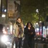 Exclusif - Paris Jackson quitte l'appartement de son cousin chez qui elle est hébergée puis se promène dans les rues de Paris avant de retrouver son amie sur la terrasse d'un café avec laquelle elle est montée sur la grande roue Place de la Concorde le 21 novembre 2017.