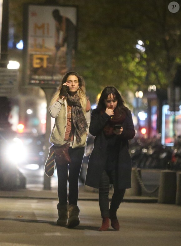 Exclusif - Paris Jackson quitte l'appartement de son cousin chez qui elle est hébergée puis se promène dans les rues de Paris avant de retrouver son amie sur la terrasse d'un café avec laquelle elle est montée sur la grande roue Place de la Concorde le 21 novembre 2017.