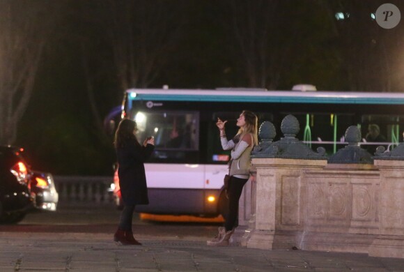 Exclusif - Paris Jackson quitte l'appartement de son cousin chez qui elle est hébergée puis se promène dans les rues de Paris avant de retrouver son amie sur la terrasse d'un café avec laquelle elle est montée sur la grande roue Place de la Concorde le 21 novembre 2017.