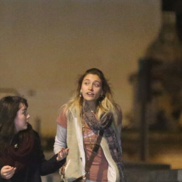 Exclusif - Paris Jackson quitte l'appartement de son cousin chez qui elle est hébergée puis se promène dans les rues de Paris avant de retrouver son amie sur la terrasse d'un café avec laquelle elle est montée sur la grande roue Place de la Concorde le 21 novembre 2017.