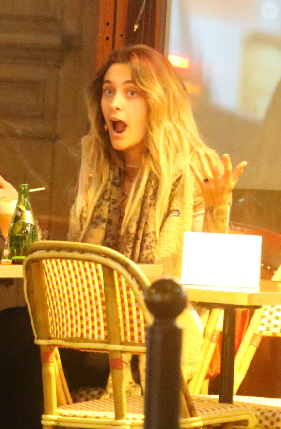 Exclusif - Paris Jackson quitte l'appartement de son cousin chez qui elle est hébergée puis se promène dans les rues de Paris avant de retrouver son amie sur la terrasse d'un café avec laquelle elle est montée sur la grande roue Place de la Concorde le 21 novembre 2017.