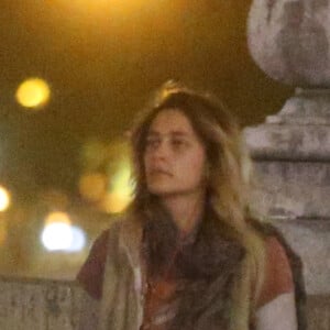 Exclusif - Paris Jackson quitte l'appartement de son cousin chez qui elle est hébergée puis se promène dans les rues de Paris avant de retrouver son amie sur la terrasse d'un café avec laquelle elle est montée sur la grande roue Place de la Concorde le 21 novembre 2017.