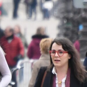 Exclusif - Paris Jackson se promène dans les rues de Paris le 20 novembre 2017. Au cours de la journée, Paris a fait du shopping, acheté des cartes postales, fait des selfie sur le Pont Alexandre III avant de retrouver une amie.