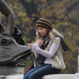 Exclusif - Paris Jackson se promène dans les rues de Paris le 20 novembre 2017. Au cours de la journée, Paris a fait du shopping, acheté des cartes postales, fait des selfie sur le Pont Alexandre III avant de retrouver une amie.