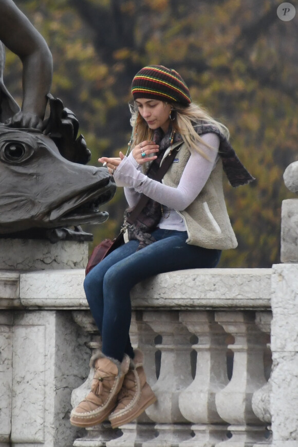 Exclusif - Paris Jackson se promène dans les rues de Paris le 20 novembre 2017. Au cours de la journée, Paris a fait du shopping, acheté des cartes postales, fait des selfie sur le Pont Alexandre III avant de retrouver une amie.