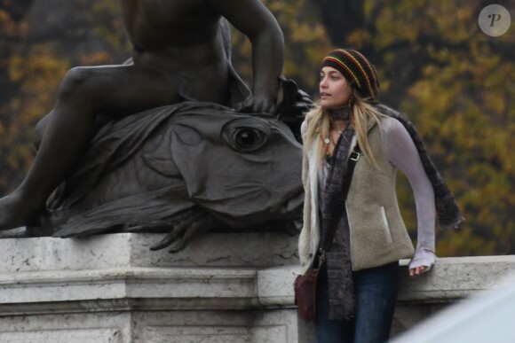 Exclusif - Paris Jackson se promène dans les rues de Paris le 20 novembre 2017. Au cours de la journée, Paris a fait du shopping, acheté des cartes postales, fait des selfie sur le Pont Alexandre III avant de retrouver une amie.