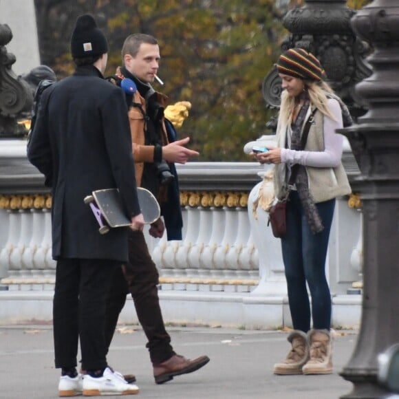 Exclusif - Paris Jackson se promène dans les rues de Paris le 20 novembre 2017. Au cours de la journée, Paris a fait du shopping, acheté des cartes postales, fait des selfie sur le Pont Alexandre III et discuté avec des gens avant de retrouver une amie.