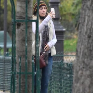 Exclusif - Paris Jackson se promène dans les rues de Paris le 20 novembre 2017. Au cours de la journée, Paris a fait du shopping, acheté des cartes postales, fait des selfie sur le Pont Alexandre III avant de retrouver une amie.