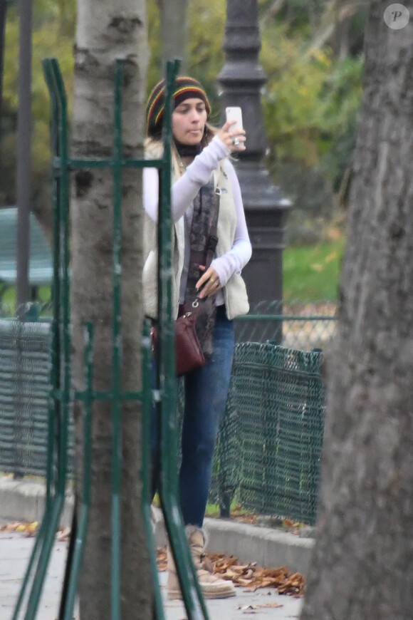 Exclusif - Paris Jackson se promène dans les rues de Paris le 20 novembre 2017. Au cours de la journée, Paris a fait du shopping, acheté des cartes postales, fait des selfie sur le Pont Alexandre III avant de retrouver une amie.