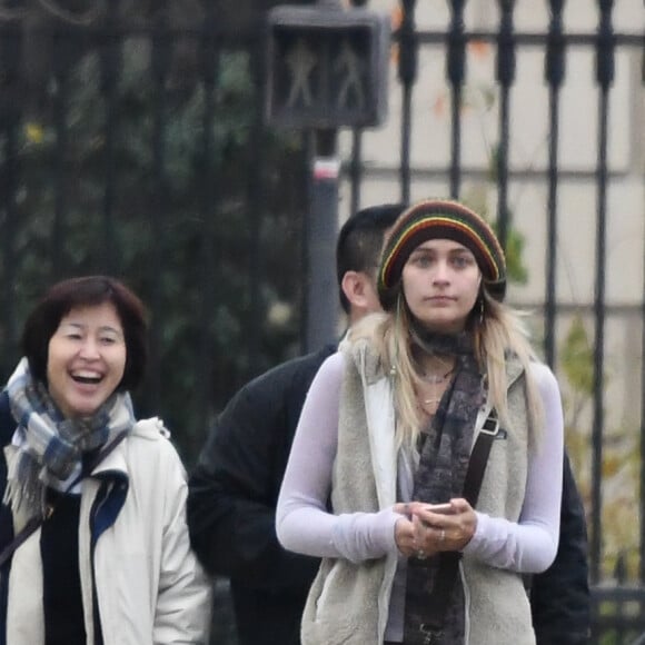 Exclusif - Paris Jackson se promène dans les rues de Paris le 20 novembre 2017. Au cours de la journée, Paris a fait du shopping, acheté des cartes postales, fait des selfie sur le Pont Alexandre III avant de retrouver une amie.