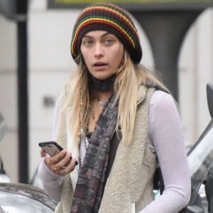 Exclusif - Prix spécial - Paris Jackson se promène dans les rues de Paris le 20 novembre 2017. Au cours de la journée, Paris a fait du shopping, acheté des cartes postales, fait des selfie sur le Pont Alexandre III avant de retrouver une amie.