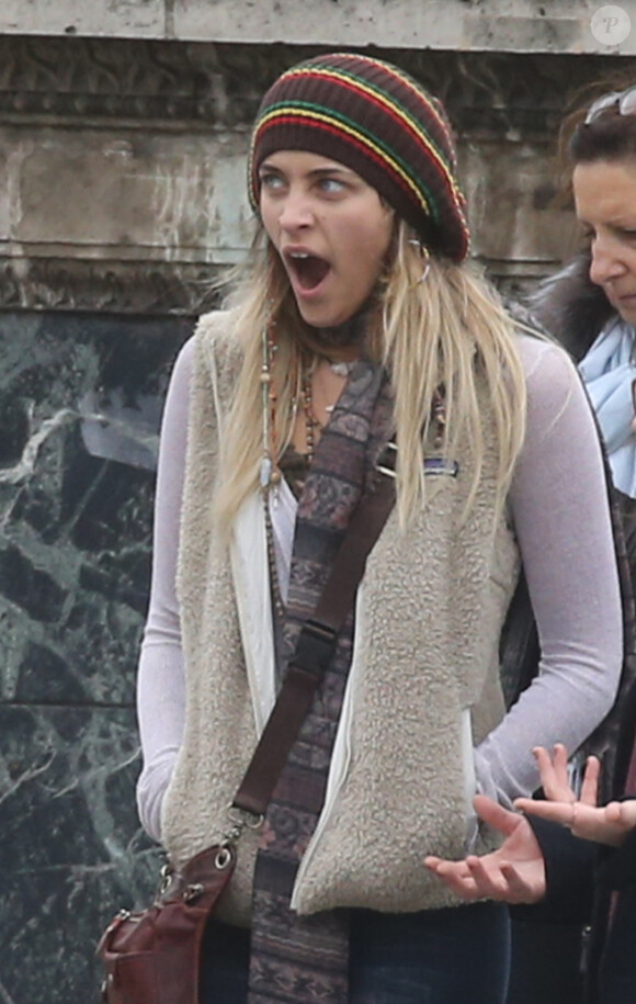 Exclusif - Paris Jackson se promène dans les rues de Paris le 20 novembre 2017. Au cours de la journée, Paris a fait du shopping, acheté des cartes postales, fait des selfie sur le Pont Alexandre III avant de retrouver une amie.