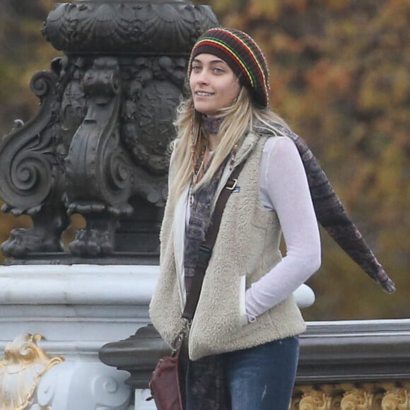 Exclusif - Paris Jackson se promène dans les rues de Paris le 20 novembre 2017. Au cours de la journée, Paris a fait du shopping, acheté des cartes postales, fait des selfie sur le Pont Alexandre III avant de retrouver une amie.