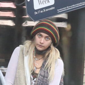 Exclusif - Paris Jackson se promène dans les rues de Paris le 20 novembre 2017. Au cours de la journée, Paris a fait du shopping, acheté des cartes postales, fait des selfie sur le Pont Alexandre III avant de retrouver une amie.