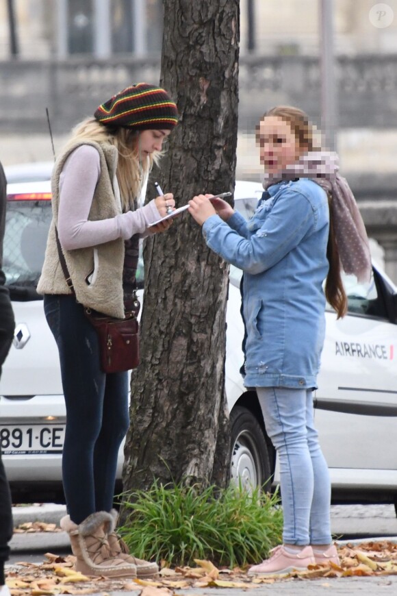 Exclusif - Paris Jackson se promène dans les rues de Paris le 20 novembre 2017. Sur son chemin, la jeune femme a croisé la route d'une fan et lui a signé un autographe.