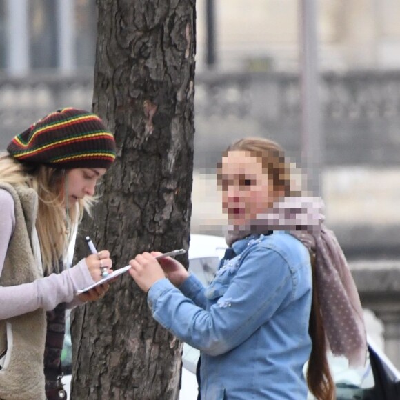 Exclusif - Paris Jackson se promène dans les rues de Paris le 20 novembre 2017. Sur son chemin, la jeune femme a croisé la route d'une fan et lui a signé un autographe.