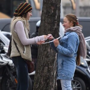 Exclusif - Paris Jackson se promène dans les rues de Paris le 20 novembre 2017. Sur son chemin, la jeune femme a croisé la route d'une fan et lui a signé un autographe.