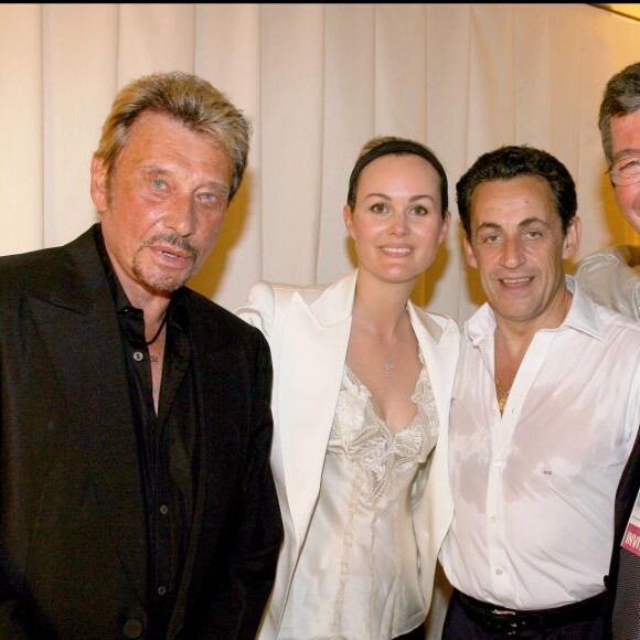Johnny et Laeticia Hallyday avec Nicolas Sarkozy et Patrick Balkany à Paris, le 29 avril 2007.