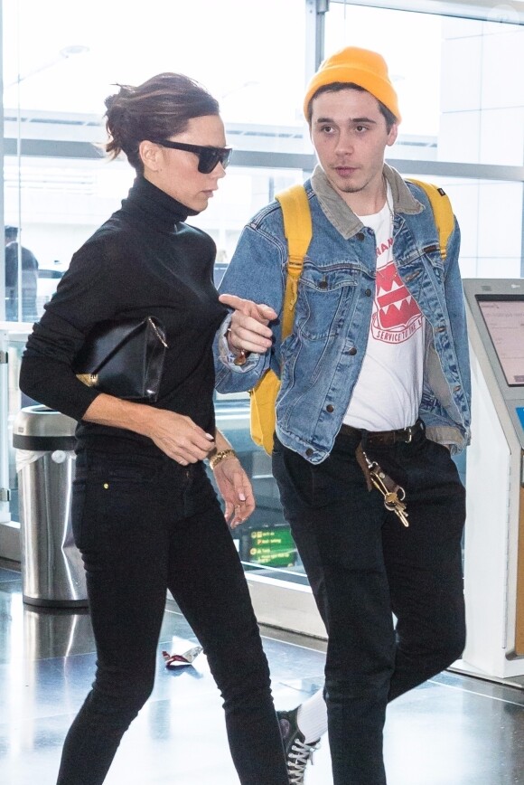 Victoria Beckham et son fils Brooklyn Beckham arrivent à l' aéroport de New York Le 13 octobre 2017