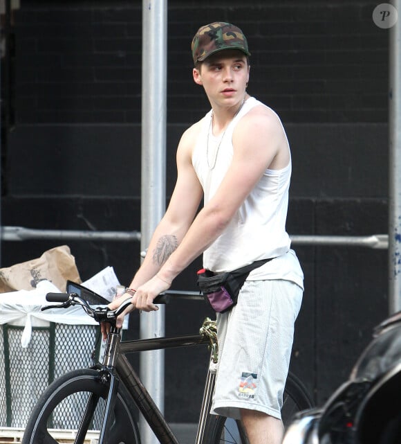 Brooklyn Beckham fait du vélo à New York le 27 septembre 2017.