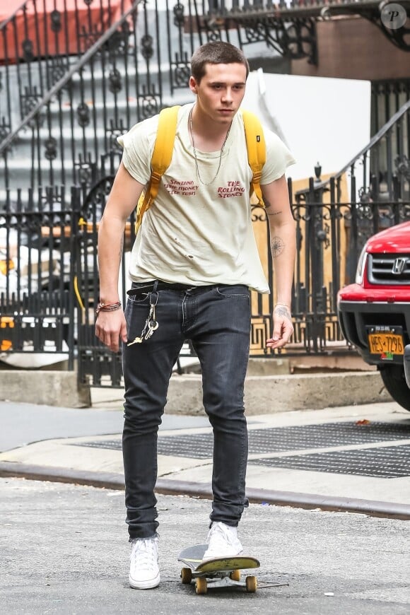 Exclusif - Brooklyn Beckham fait du skateboard dans les rues de New York, le 19 septembre 2017