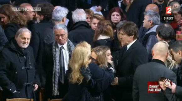 Laura Smet  tombe dans les bras de Sylvie Vartan - Obsèques de Johnny Hallyday, à Paris, le 9 décembre 2017
