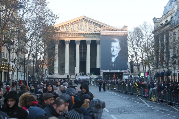 Illustration de la foule lors des obsèques de Johnny Hallyday devant l'église La Madeleine à Paris. Le 9 décembre 2017 © CVS / Bestimage