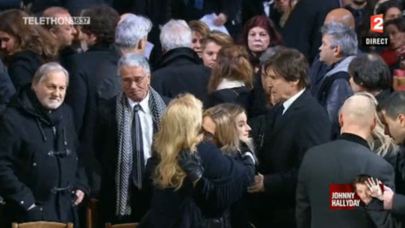Obsèques de Johnny Hallyday : Laura Smet tombe dans les bras de Sylvie Vartan