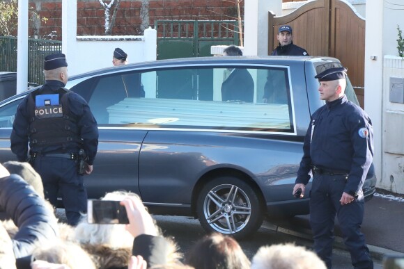 Le convoi funéraire de Johnny Hallyday sort du funérarium du Mont-Valérien à Nanterre, le 9 décembre 2017.