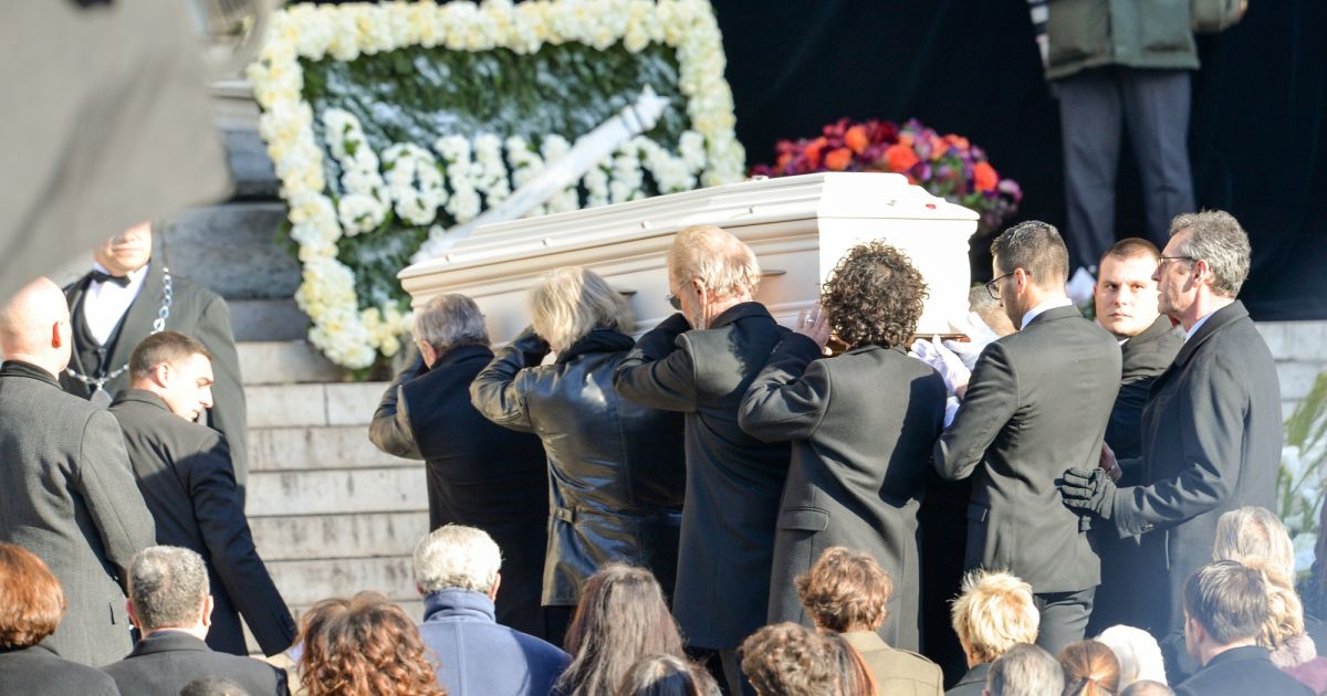 Devant l'église de la Madeleine pour les obsèques de Johnny Hallyday à