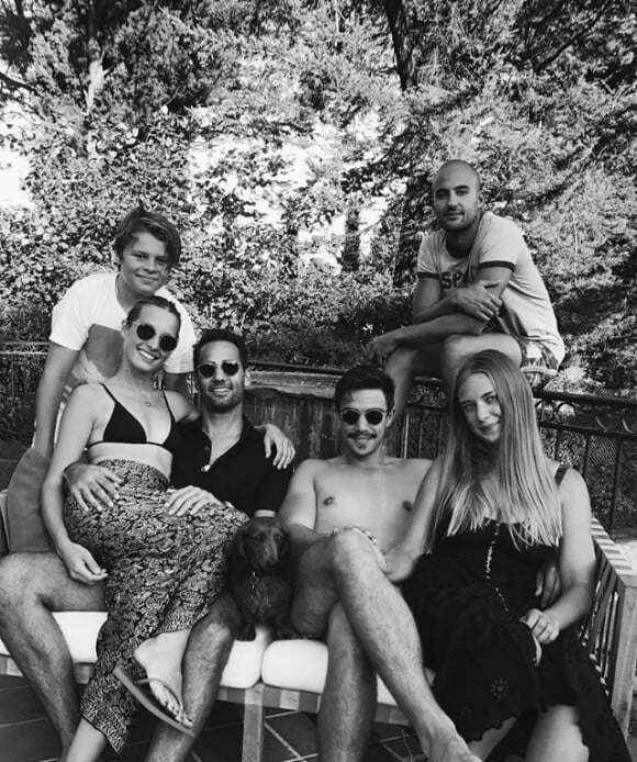 Photo de famille du clan Hallyday sur Instagram.