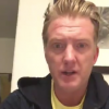 Josh Homme de Queens of the Stone Age, visiblement affecté, a présenté ses excuses à la photographe Chelsea Lauren dans une vidéo publiée sur les réseaux sociaux après l'avoir frappée lors d'un concert à Los Angeles le 9 décembre 2017.