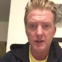 Josh Homme frappe une photographe en concert : vidéo choc et regrets poignants