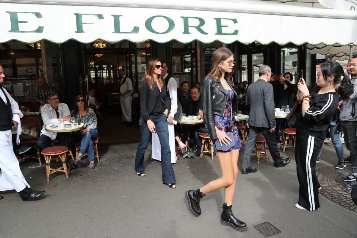 Photo : Cindy Crawford et sa fille Kaia Gerber quittent le Café de