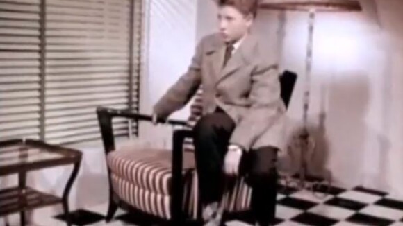 Johnny Hallyday dans une publicité pour la marque de vêtements Alba Junior dans les années 50.